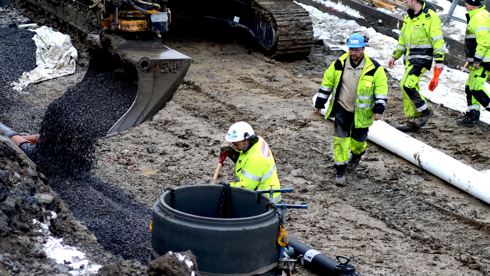 BEDRE ELLER FLERE? Siden EU-utvidelsen i 2004 har mange norske bransjer hatt rik tilgang til billig og fleksibel arbeidskraft. Dette kan ha rammet interessen for å øke produktiviteten. Bygg og anlegg trekkes særlig fram som et særlig åpenbart eksempel på en slik utvikling.