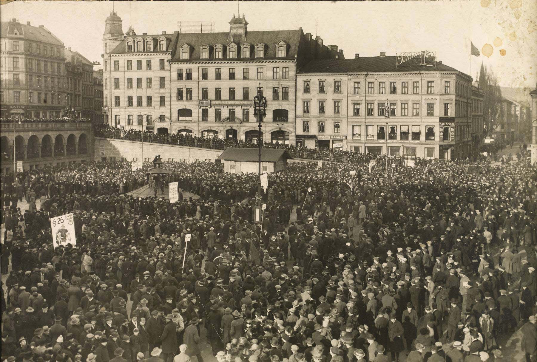 Demonstrasjon på Youngstorget under lockouten 17. mars 1924.