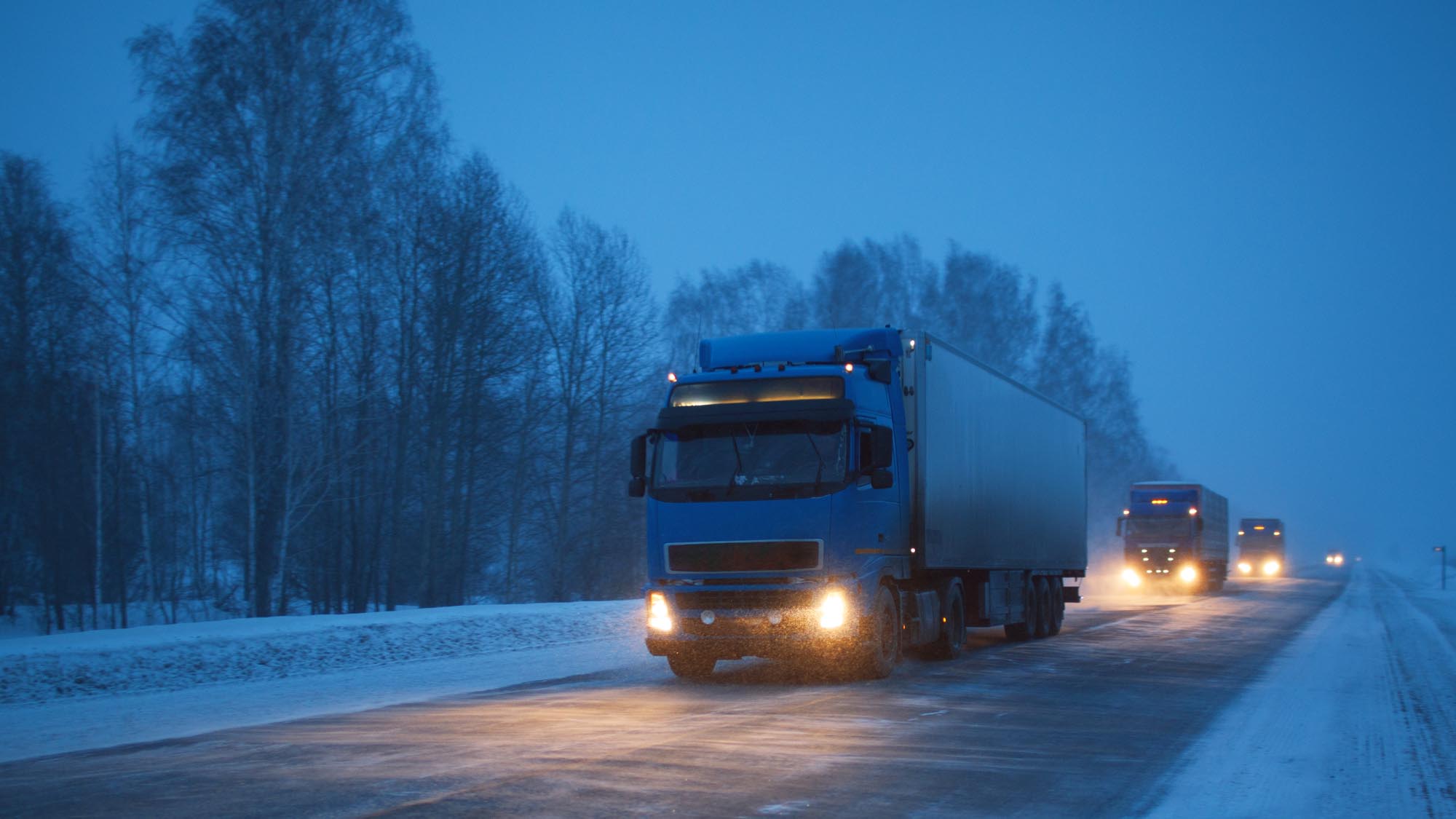 KONTROLLKRAV: Den norske bransjen for godstransport på vei etterlyser flere og mer samordnede inspeksjoner av utenlanske vogntog. Særlig om vinteren kan norske veiforhold sette utstyr og kjøreerfaring på en prøve. (Illustrasjonsbilde.)