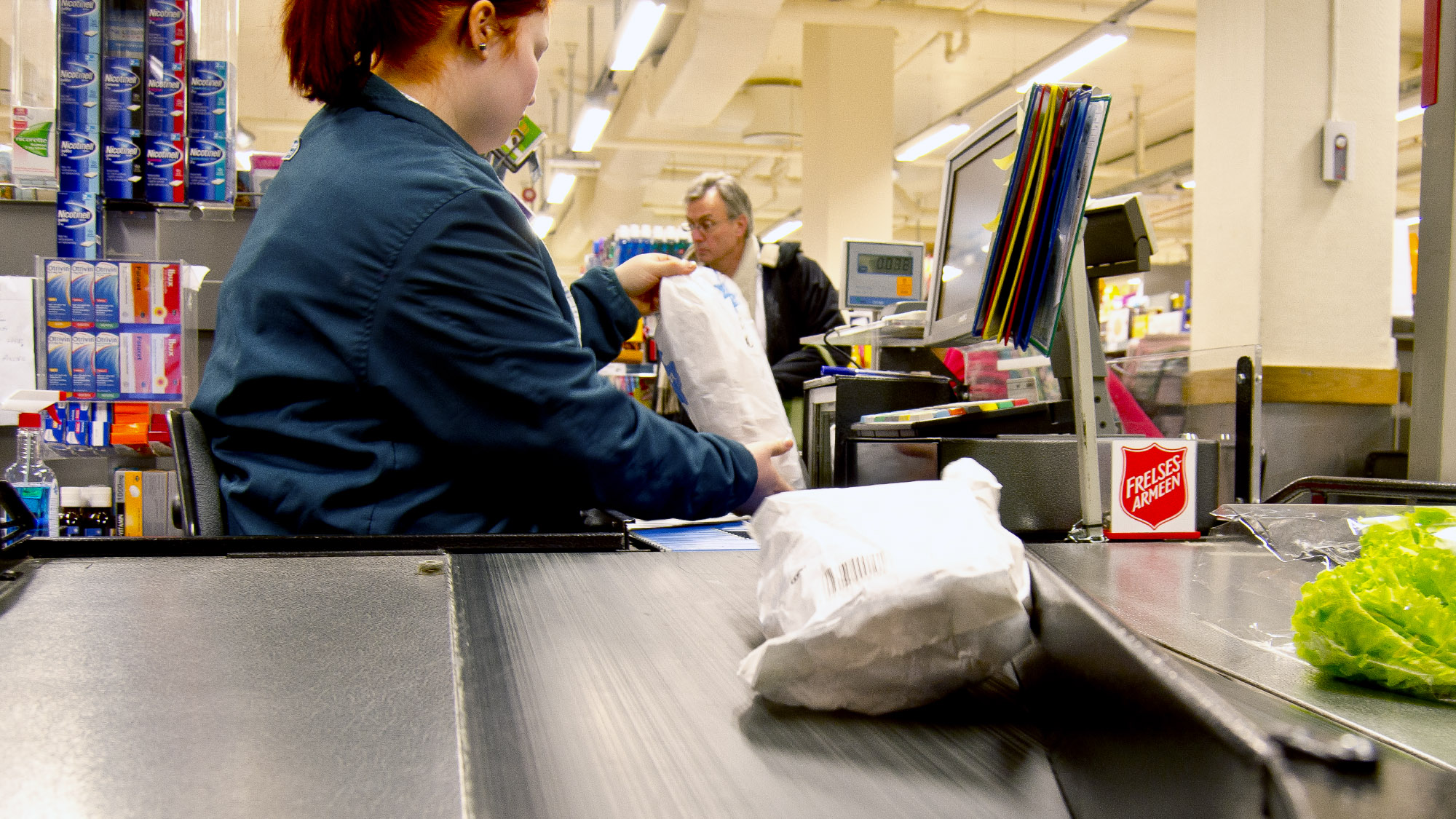 DAGLIG BRØD: Solberg-regjeringen foreslår å fjerne restriksjonene for søndagsåpne butikker. Mange varehandel-ansatte vil da måtte trø til for å hjelpe kundene med sine innkjøp.