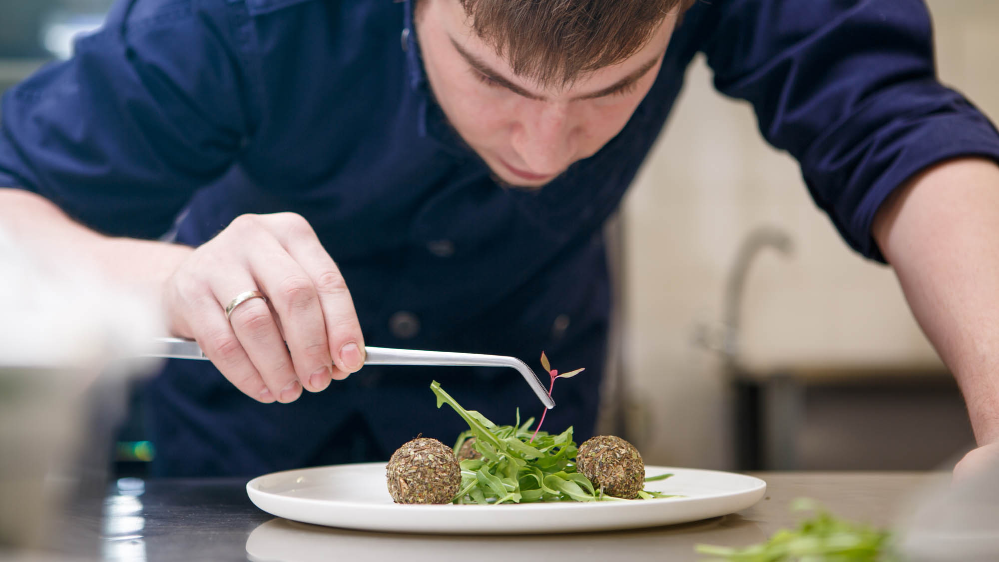 MATVEIEN: Kokk, servitør, butikkslakter, baker, kjøttskjærer, konditor, pølsemaker og sjømathandler er blant lærefagene som elever ved restaurant- og matfag kan peile seg mot. Antallet som søker og kommer seg gjennom disse fagene har imidlertid vært sterkt synkende det siste tiåret.