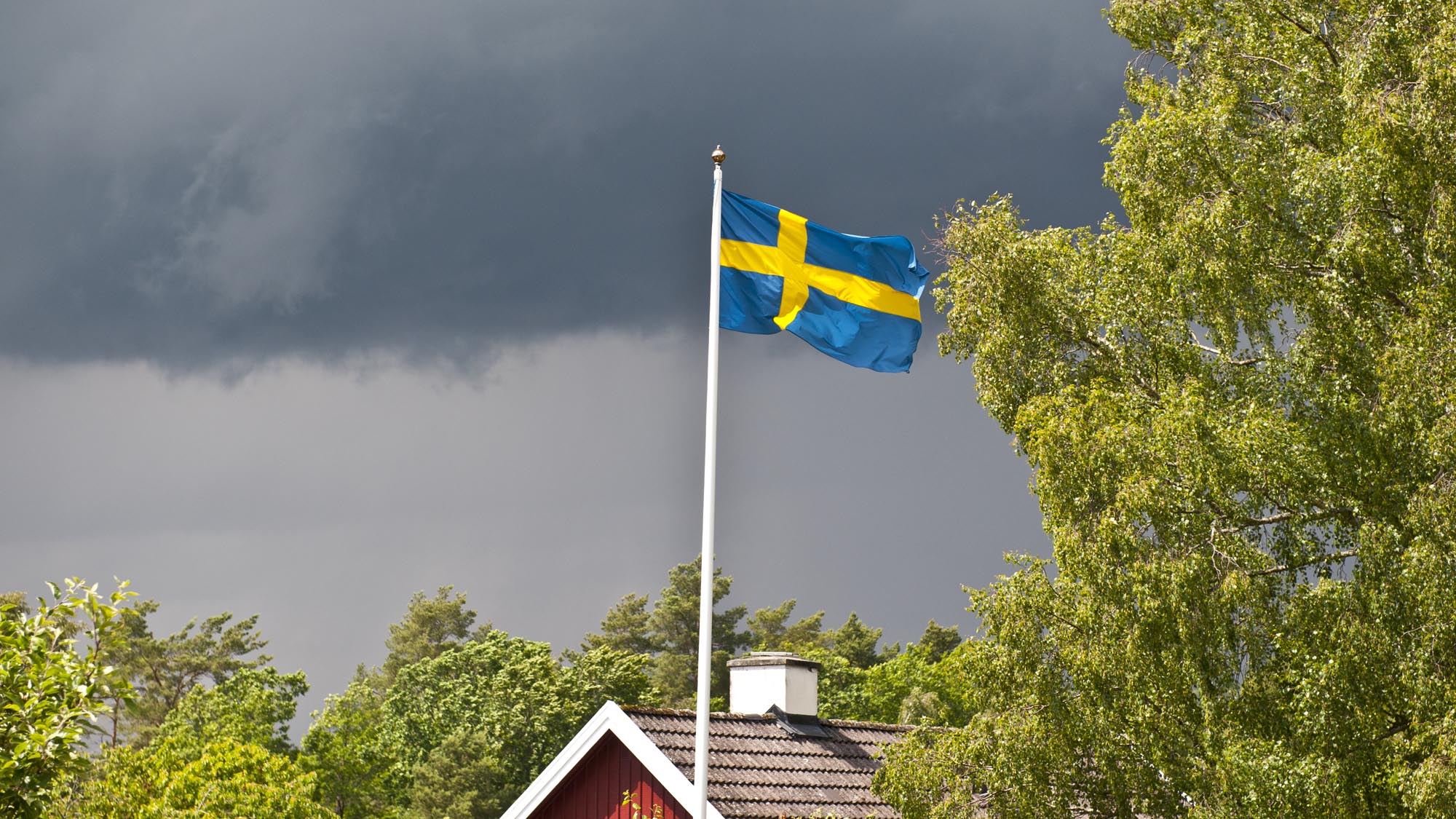 TRUENDE SKYER? Frontfag-modellen er under hard debatt etter urolighetene under vårens tariffoppgjør. Samtidig er det mange som mener at politikerne bør senke «lønnsgulvet» for å få flere unge og innvandrere i jobb.