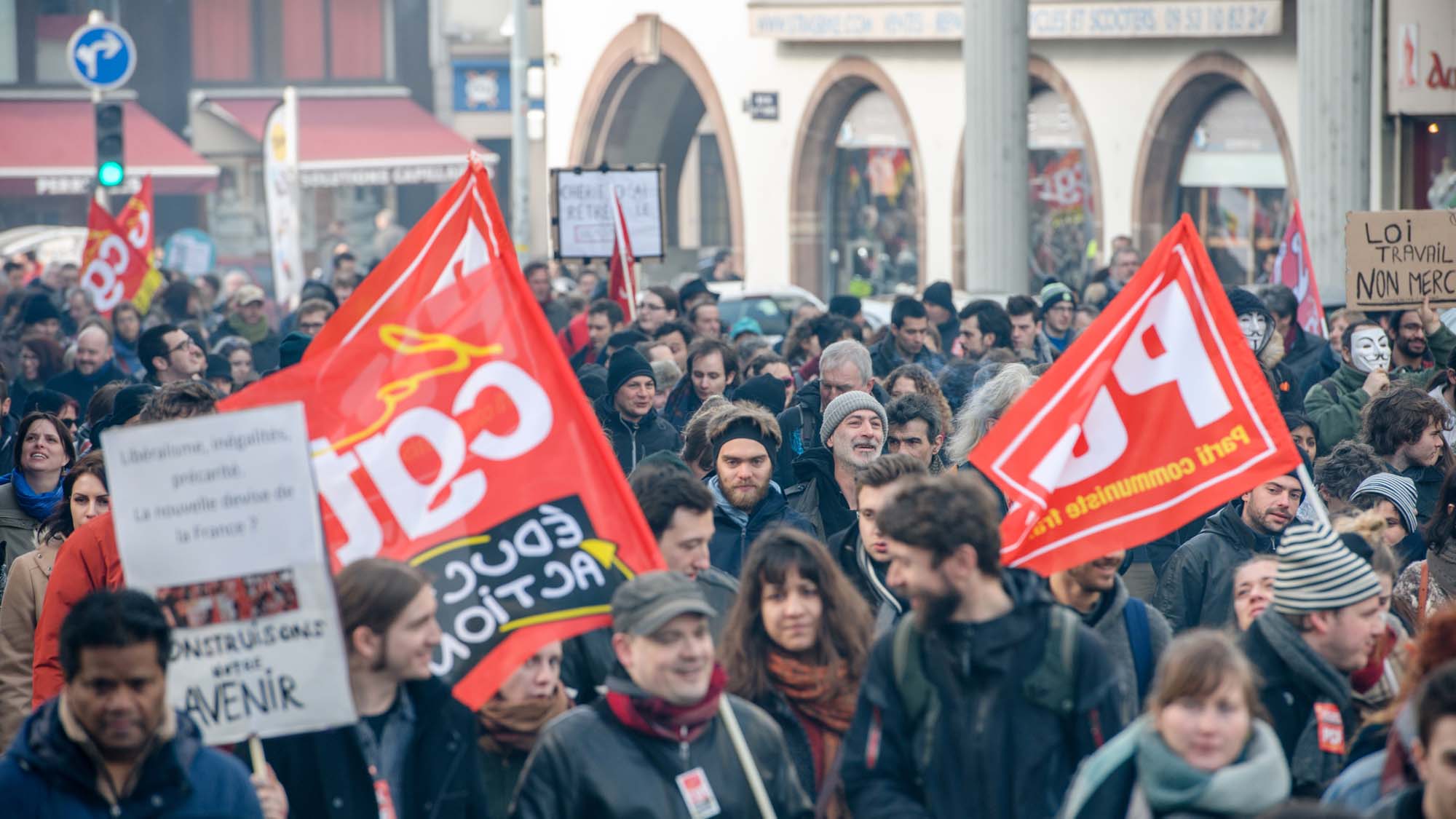 MEST OPPMERKSOMHET har protester og en rekke streiker rettet mot foreslåtte endringer i den franske arbeidsmiljøloven fått det siste året. Her fra Strasbourg i mars i år. Større enighet mellom regjering og arbeidstakerorganisasjoner er det imidlertid om behovet for en minstelønn-ordning som gjelder i hele EU.