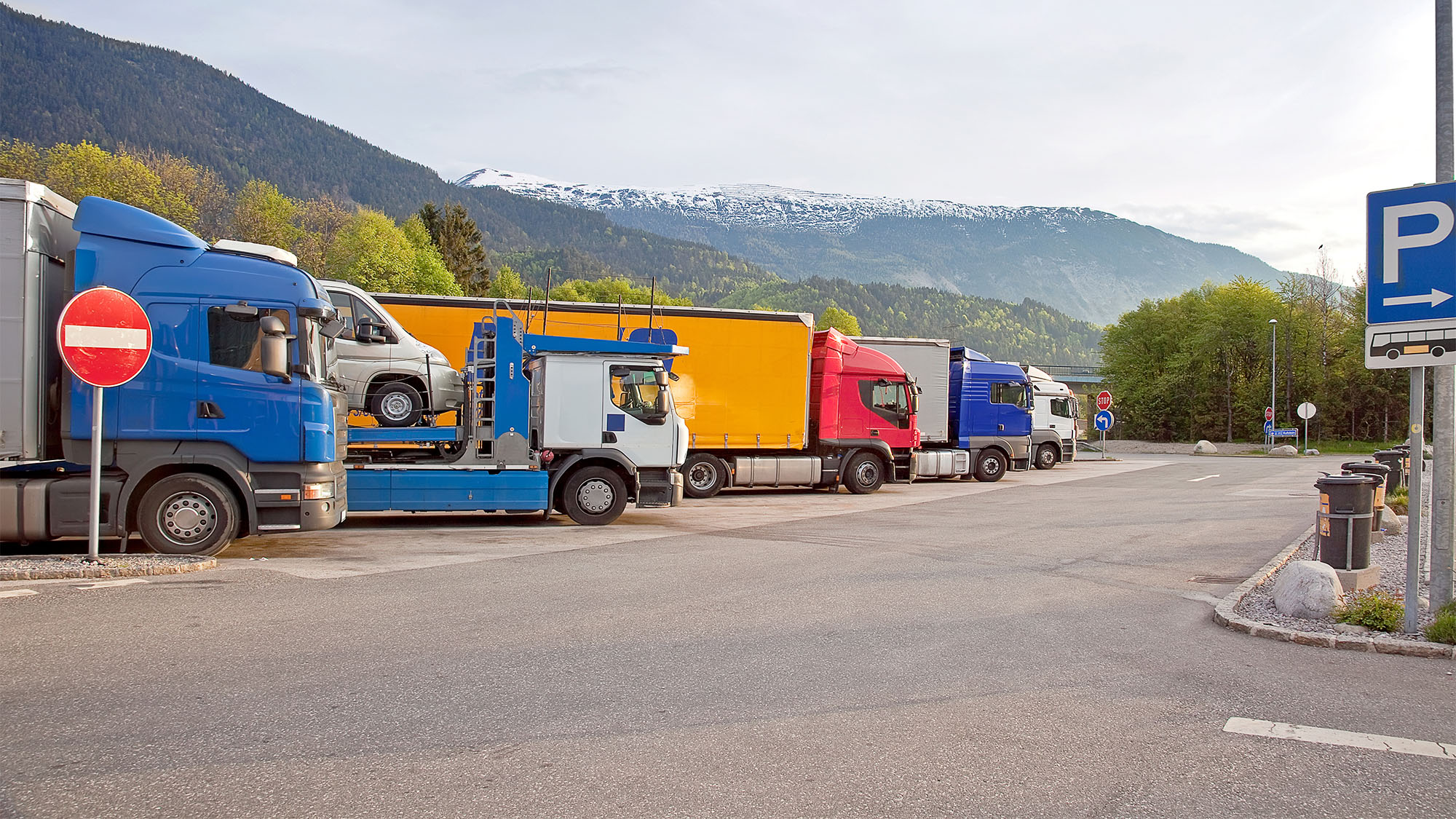 
PÅ VENT: Utenlandske lastebiler står for rundt en tredjedel av all transport i og inn og ut av Norge. Det meste av dette er grensekryssende transport. Kabotasje har et relativt lite omfang, men mange frykter at man også ender med å øke adgangen til også slike former for innenlands transport. Her har EU ennå ikke kommet til enighet.