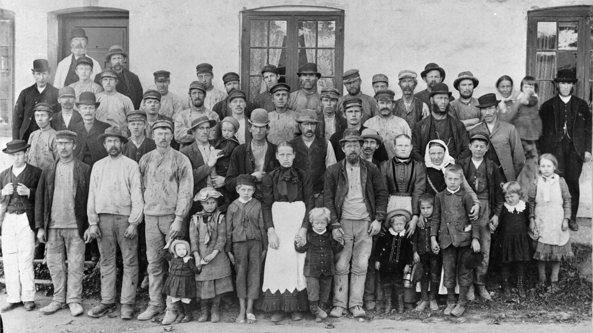 TEGLARBEIDERE: Arbeidsstokken på Svendengen teglverk rundt 1890, perioden da fagorganisering begynte å bli vanlig i mange bransjer.