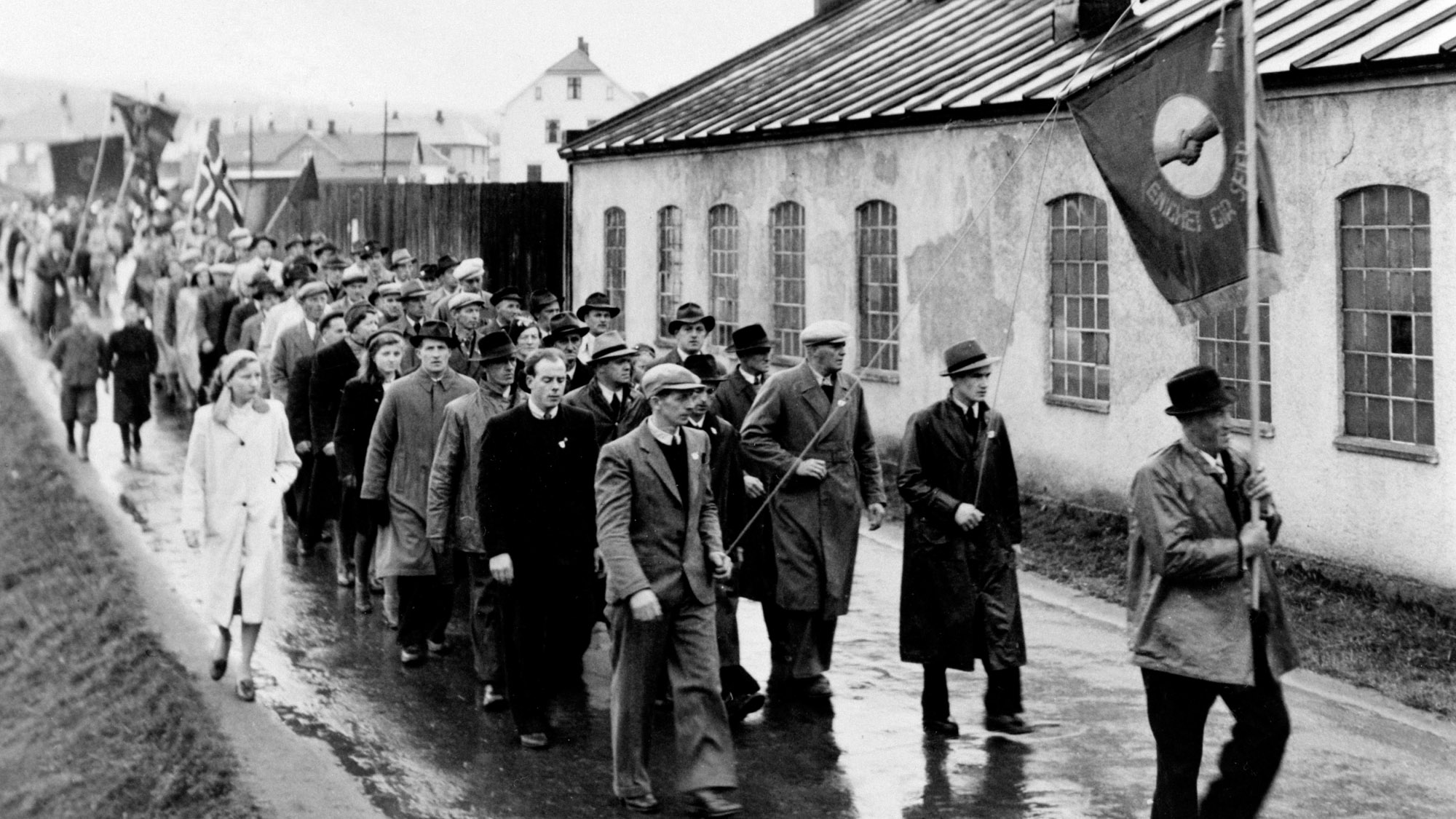 SIDEN 1890 har arbeidernes dag blitt markert i norske byer. Her marsjerer Brumundal Sag- og høvleriforening i 1950 eller 1960-årene.