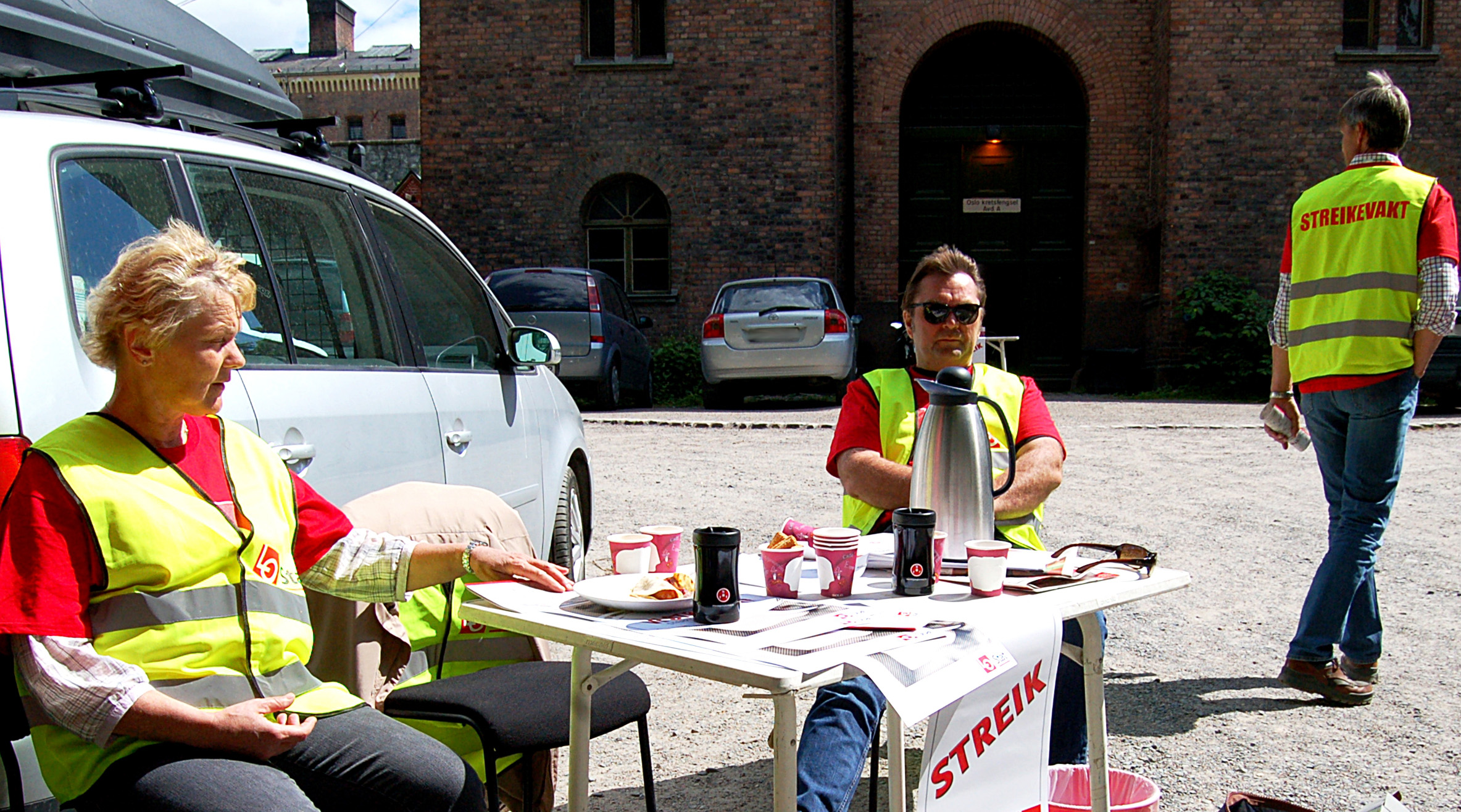 I 2012 gikk både statlige og kommunale ansatte ut i streik. Her fra streikevakt utenfor Oslo fengsel.